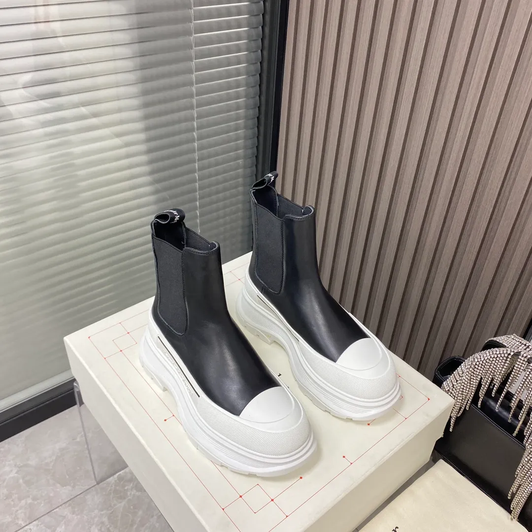 👟👟Ex-factory price 560👟👟 Women's shoe factory Alexander Mcqueen/McQueen 22 autumn and winter series Martin boots short boots, original development and the highest version. The style is simple and elegant. Another long-leg artifact. The height of the boot is just right. Highly recommended for small girls. Imported cowhide for the upper and imported sheepskin for the lining. T👟👟Ex-factory price U combination outsole Size: Women 35-40,